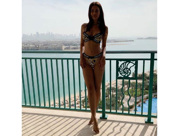 దుబాయ్‌లో బికినీలో...