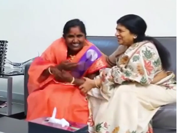 పొలం పనులకు వెళుతూ పాటలు