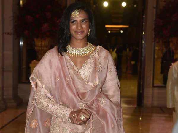 సన్నిహితులు, స్నేహితులతో కళకళ