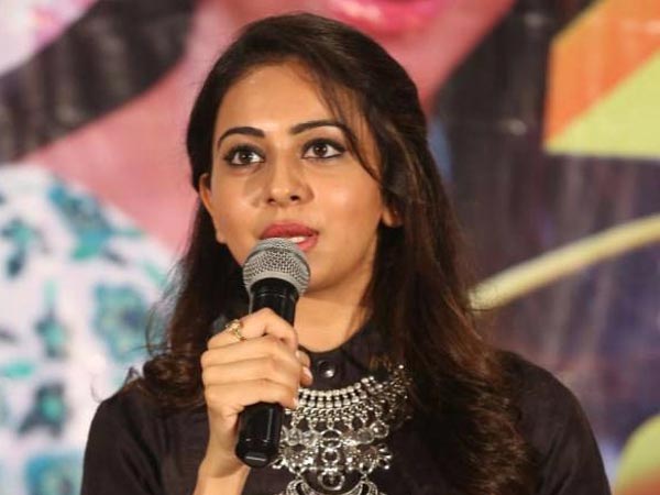 రకుల్ ప్రీత్కు బుర్ర లేదు.. ఆమె ఓ లూజ్.. డబ్బు పిచ్చి.. శ్రీరెడ్డి ఫైర్