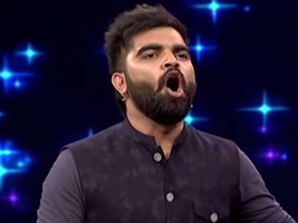 ముగ్గురితో కలిసి యాంకర్ ప్రదీప్