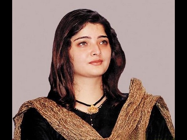 వసుంధర బహుముఖ ప్రజ్ఞాశాలి‌