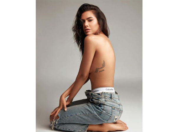  సెక్సీగా ఫోజిచ్చి కష్టాల్లోకి