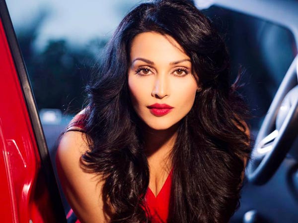  న్యూడ్ సీన్లలో ఫ్లోరా