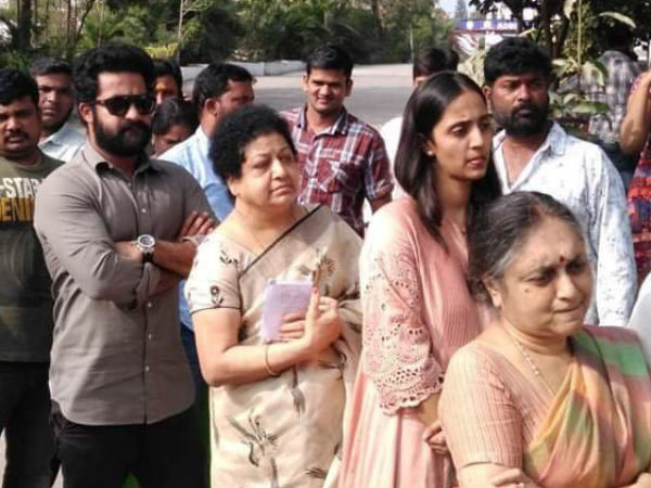 కుటుంబ సమేతంగా క్యూలో నిలబడి 