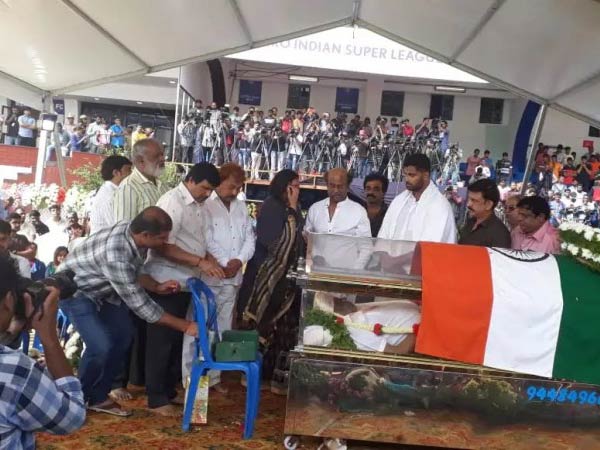 అంబరీష్ మృతదేహాన్ని చూసి రజనీ కంటతడి, చిరంజీవి భావోద్వేగం, సుమలతకు ఓదార్పు!