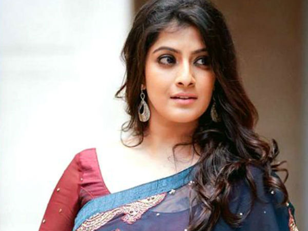 వరలక్ష్మీ అండగా నెటిజన్లు