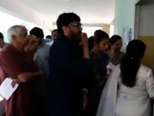 భార్యతో కలిసి ఓటు వేసిన చిరంజీవి