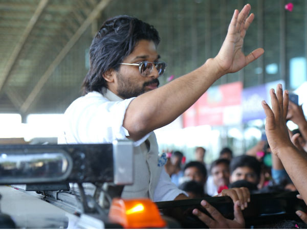 అభిమానులకు అభివాదం చేస్తూ...