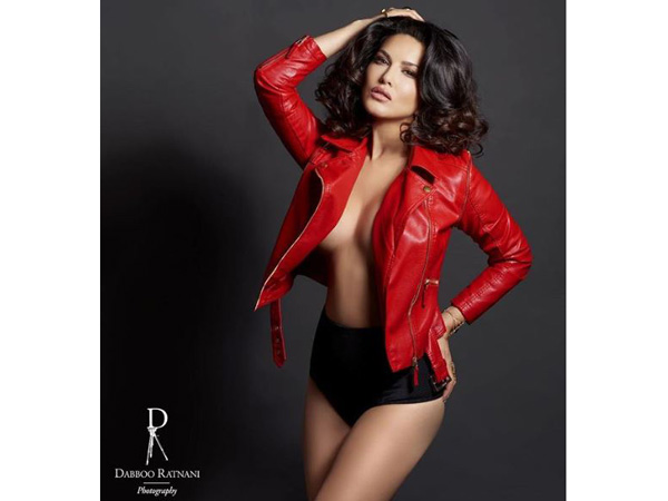 బ్రా లెస్.. రెడ్ హాట్ సన్నీ లియోన్