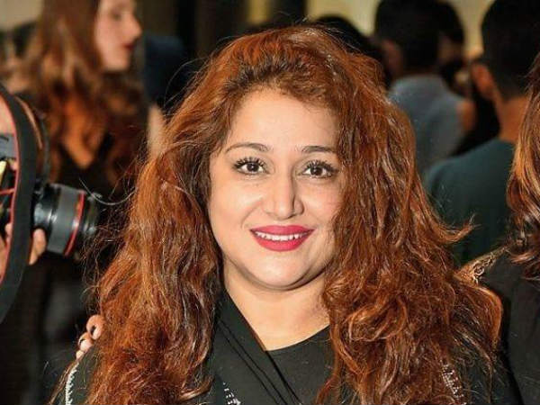 షాపింగ్ మాల్‌కి వెళుతూ