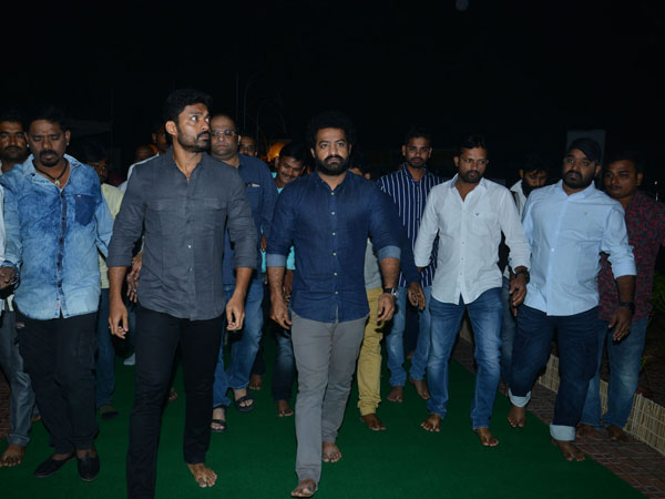 ఘాట్ వద్ద నివాళులు అర్పిస్తూ...