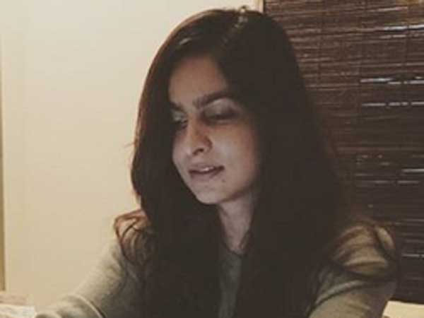 కారుతో పాటు ముఖ్యమైన వస్తువులు బూడిద