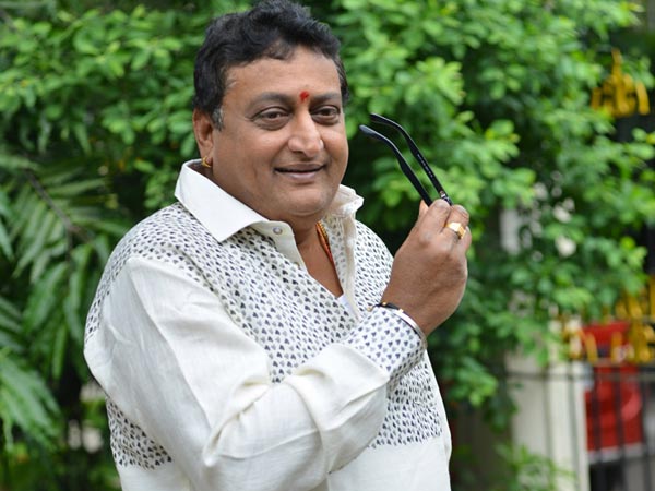 ఆయన ముందు జెండా ఊపుతా