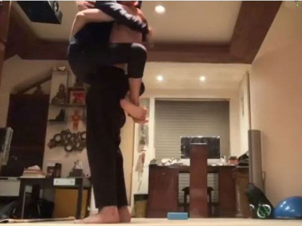 బాలీవుడ్‌కు దూరంగా