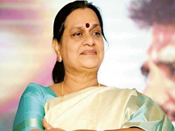 కన్నడ సూపర్‌స్టార్‌తో కెరీర్ ఆరంభం