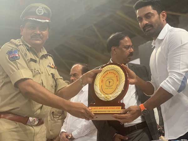  హైపర్ ఆది ట్రాఫిక్ రూల్స్ బ్రేక్ చేయలేడు