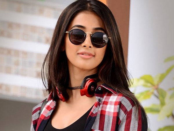 బుగ్గపట్టి లాగి.. సెల్ఫీ