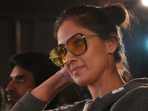 మగాడికి చీరకడితే ఎలా ఉంటుందో సిమ్రాన్ అలా ఉంటింది