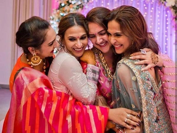 స్నేహితులతో కలిసి సౌందర్య