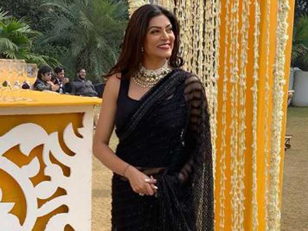 బ్లాక్ సారీలో సుష్మితా లుక్ అదుర్స్