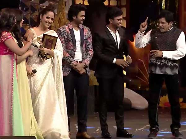 అనసూయ అందాన్ని పొగుడుతూ కామెంట్.. అలీ కెలికాడు, నవ్వులే నవ్వులు!