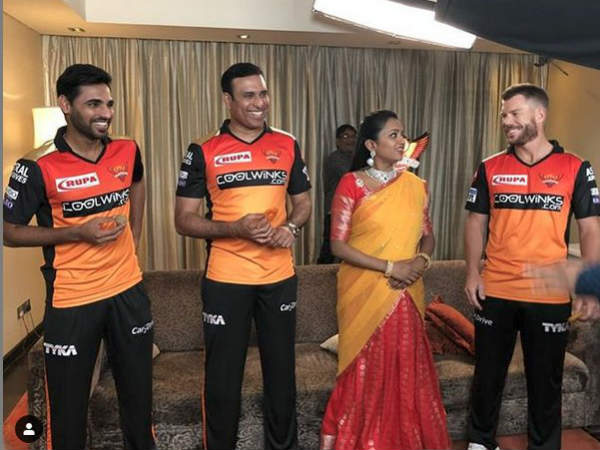 డేవిడ్ వార్నర్‌తో యాంకర్ సుమ.. స్టార్ మహిళ కప్పు అనుకున్నావా అక్క! 