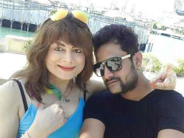 వింతగా పరిశీలిస్తున్న ప్రేక్షకులు