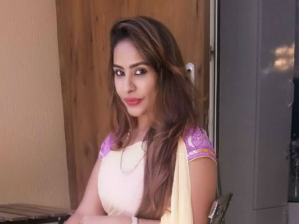 కడుపులు చేశారు.. పార్వతి మెల్టన్ జీవితం నాశనం..పవన్, త్రివిక్రమ్‌కు అమ్మాయిల పిచ్చి..శ్రీరెడ్డి ఫైర్