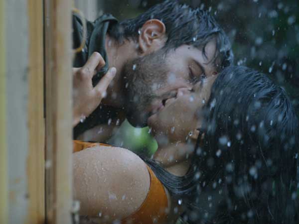 ఘాటుగా ముద్దు