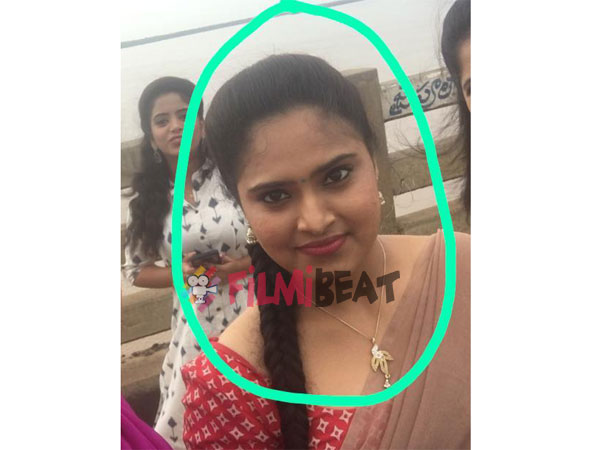 లారీని తప్పించబోయి.. చెట్టుకు ఢీకొట్టి