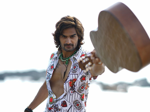 రియలిస్టిక్ స్టోరితో హిప్పీ