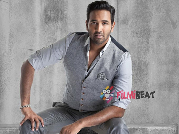 కేసీఆర్‌కు సినిమా వాళ్లు భయపడటం లేదు