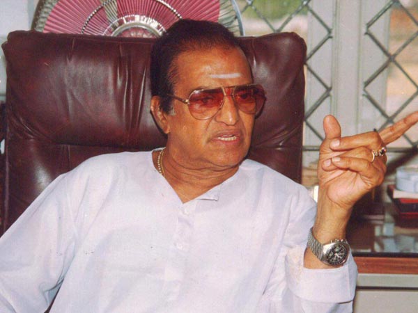 కవర్లలో డబ్బులు తీసుకెళ్లి ఇచ్చేవారం