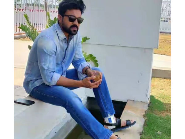 గాజు గ్లాసు హోర్డింగ్ పక్కన రామ్ చరణ్