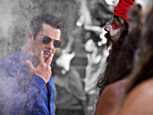 శివలింగంకు అడ్డంగా కర్ర చెక్కలు