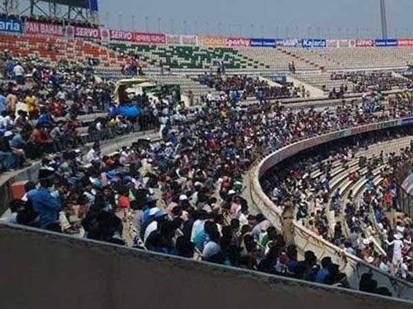 మద్యం మత్తులో ఇతరులకు ఇబ్బంది కలిగేలా