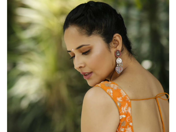 బ్లౌజులు అమ్ముకుంటూ