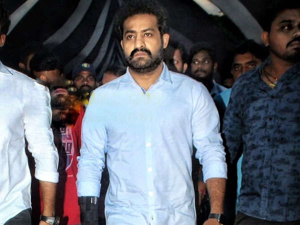 జూ ఎన్టీఆర్ ఆగ్రహం, ఆ తర్వాత పూలతో ముస్తాబు చేశారు