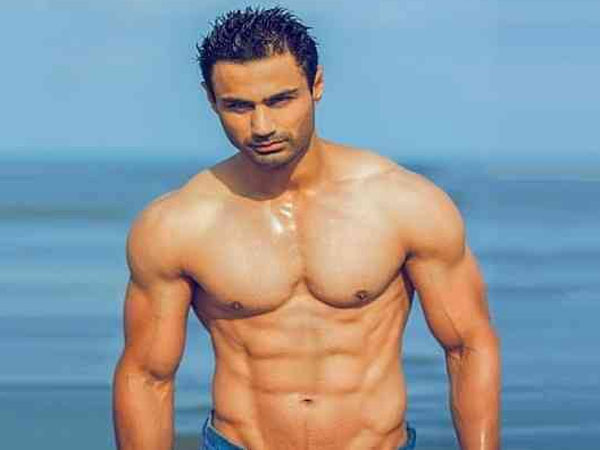  కరణ్‌ ఒబేరాయ్‌ను బ్లాక్‌మెయిల్ చేసింది