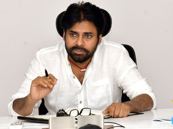 పవన్ కల్యాణ్‌ వెనుకంజ