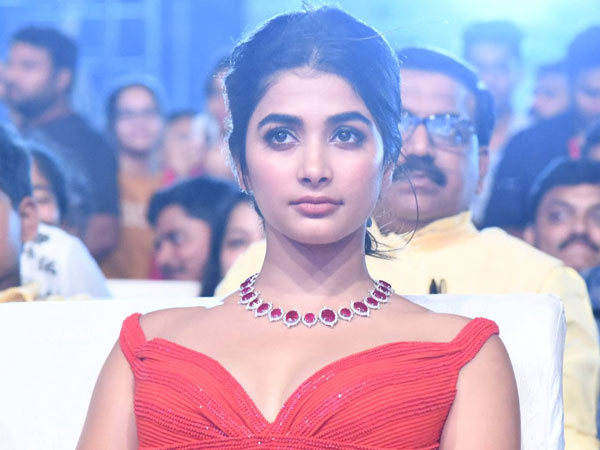 ఎరుపు రంగు డ్రెస్‌లో యమ హాట్‌గా