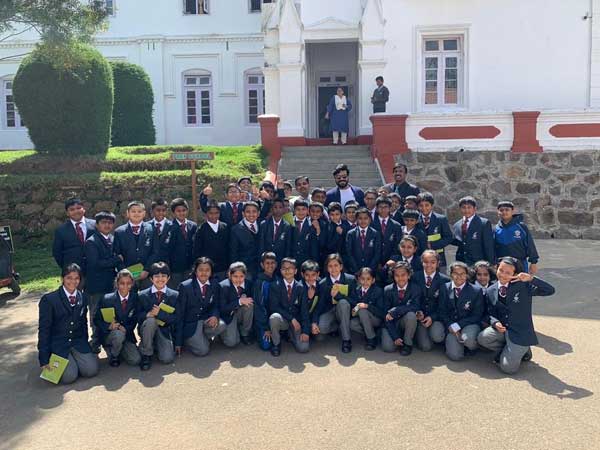 స్కూల్ విద్యార్థులతో...