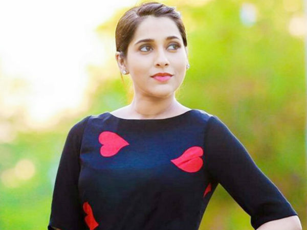 ఊరంతా ఊర కుక్కలే ఉన్నాయి