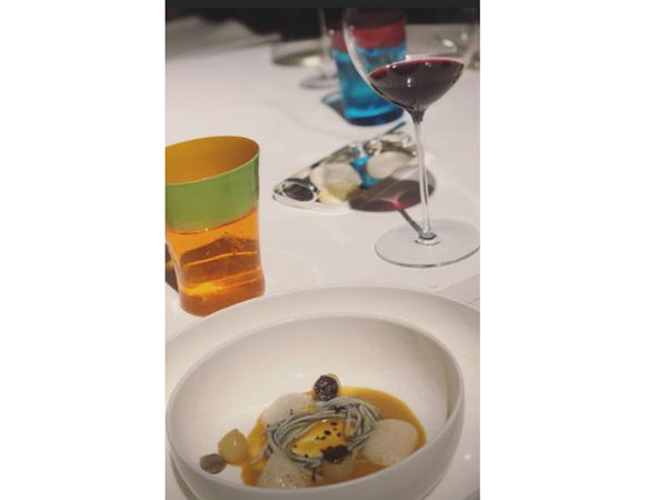 ప్రత్యేకమైన ఫుడ్ టేస్ట్ చేస్తూ...