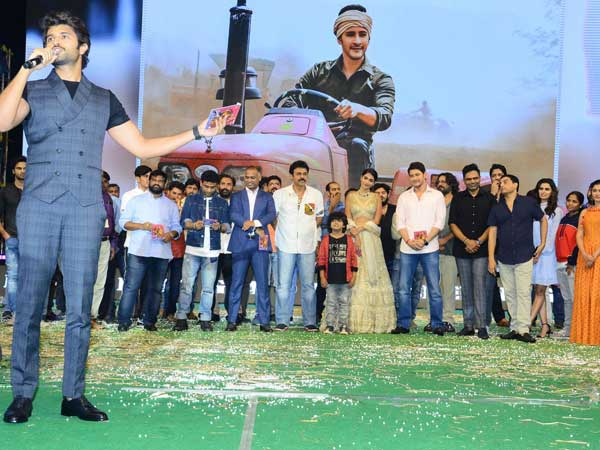 మాస్ జనాలు తోసేసుకుంటూ