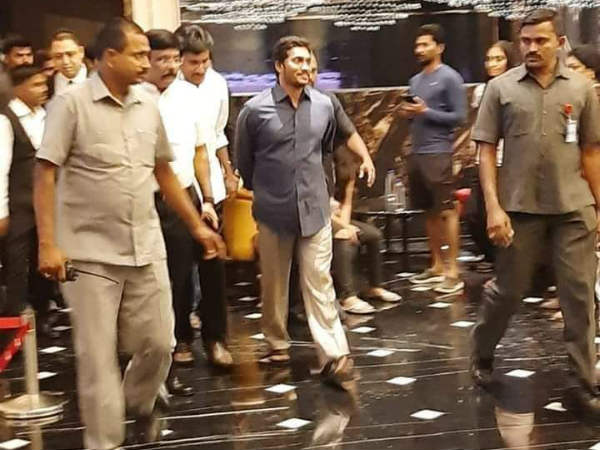 ఏఎంబీలో వైఎస్ జగన్ ప్రత్యక్షం