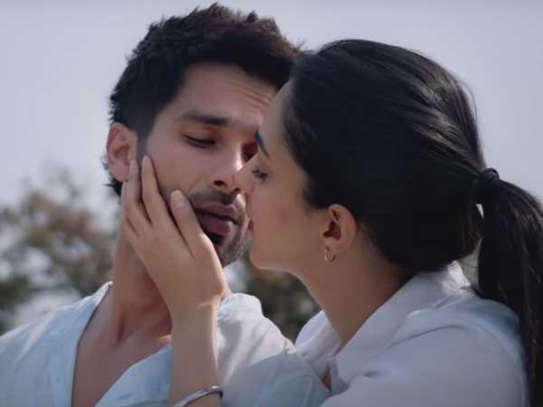 కబీర్ సింగ్ ముద్దులు.. హాట్ టాపిక్