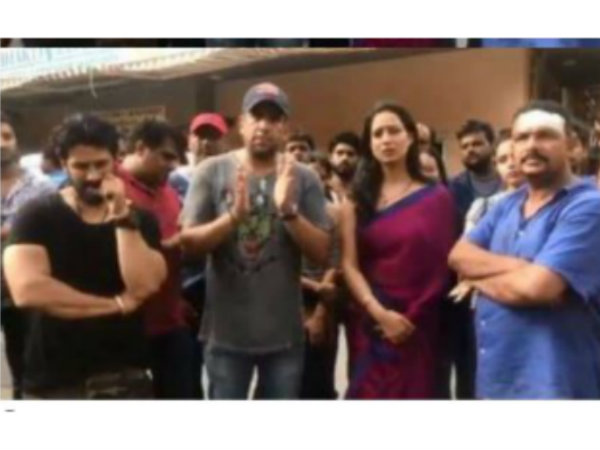  ఎవరు దొరికితే వాళ్లపై దాడి