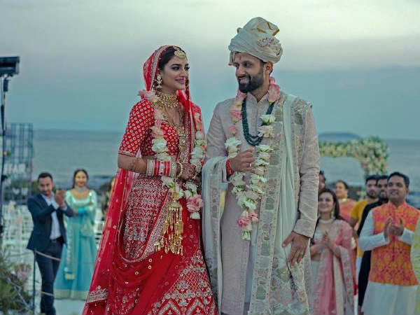 పార్లమెంట్కు డుమ్మా కొట్టి... ఫొటోషూట్లా.. ఎంపీగా ఎన్నికైన సినీనటిపై ఆగ్రహం